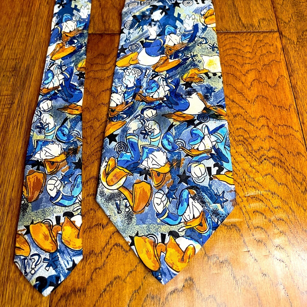 Disney Store silk Donald Duck tantrum neck tie